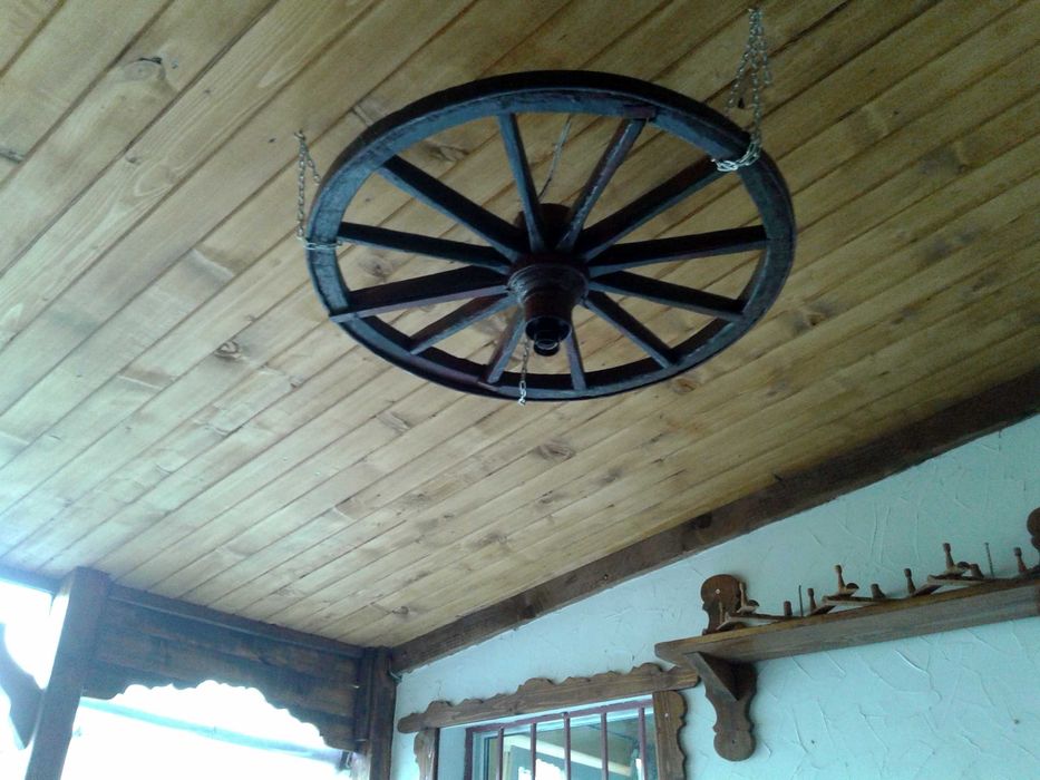 Изработвам дървени парапети, огради, порти, облицовки, декорация