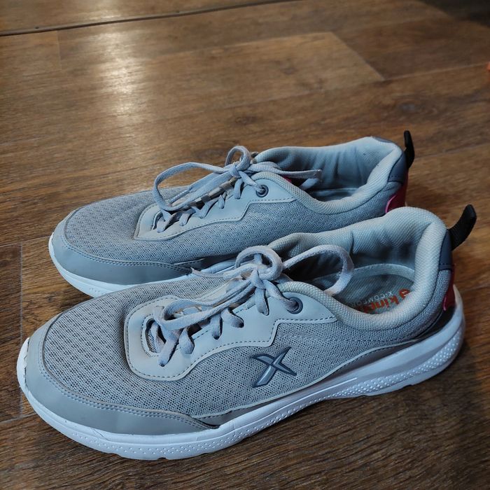 Продам кроссовки 40р