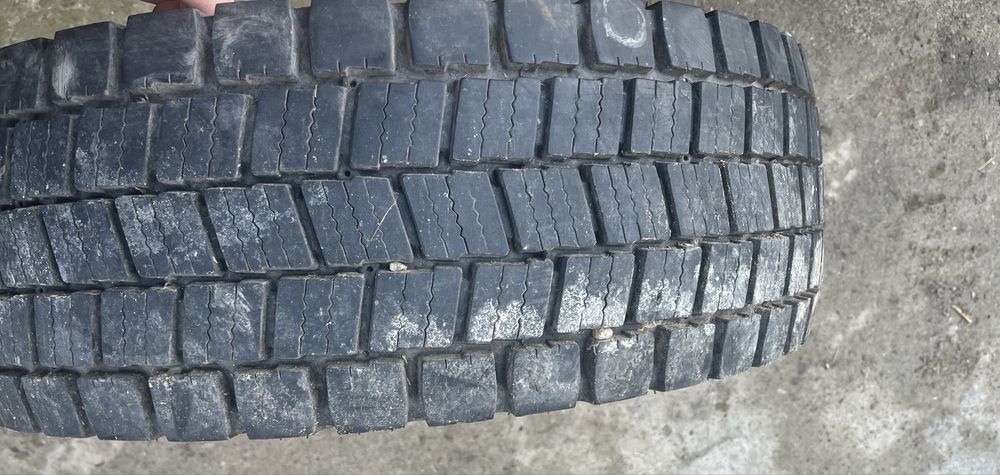 Vând roată completă Michelin 245/70 R17.5 – aproape ca nouă