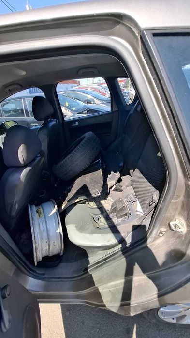 Dezmembrez Mitsubishi Colt