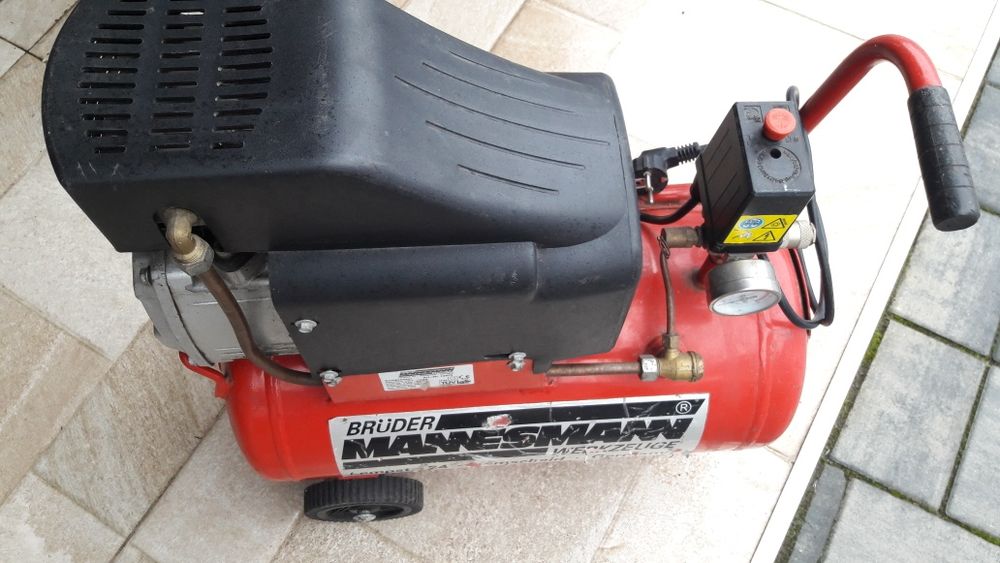 Vând compresor 24 L