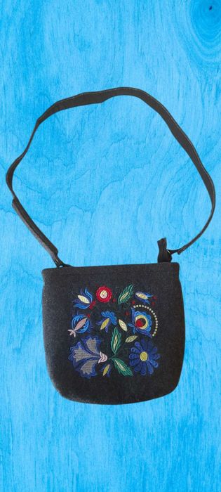 Geanta femei cu detalii brodate cu model floral etnic