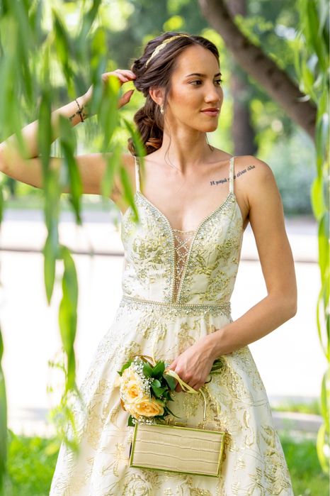 Бална рокля, кремав цвят със златни детайли