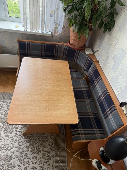 Уголок кухонный , диван и стол .