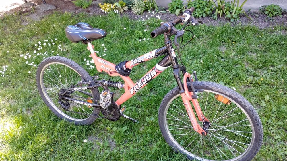 Vând bicicleta, roți 24 "