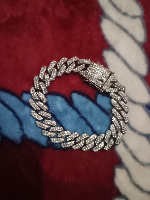 Vând lanțuri si brățări