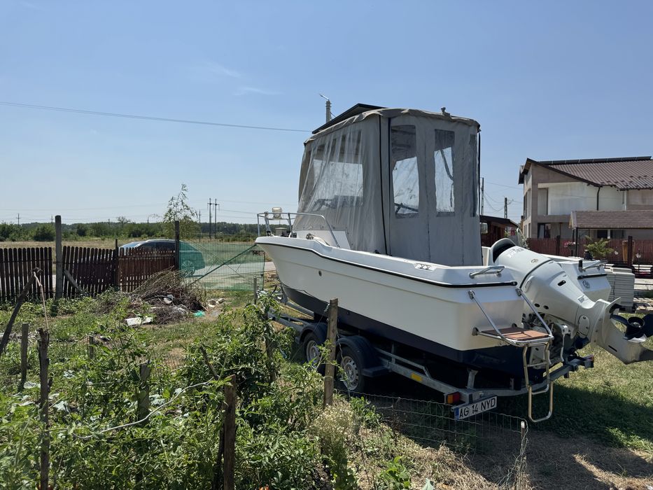 Barca cabinata cu prelata