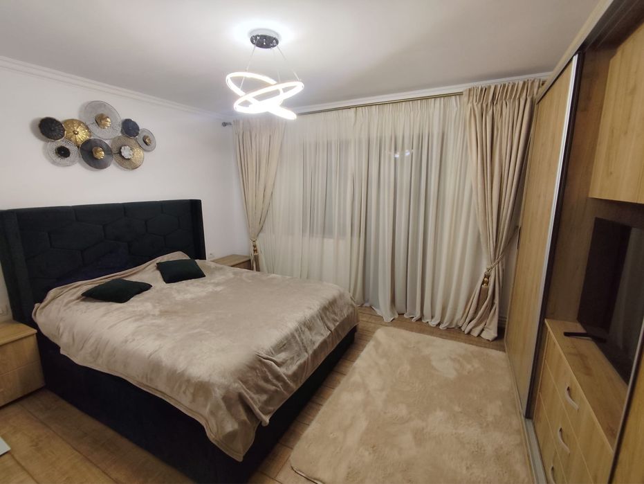 Vând apartament 4 camere