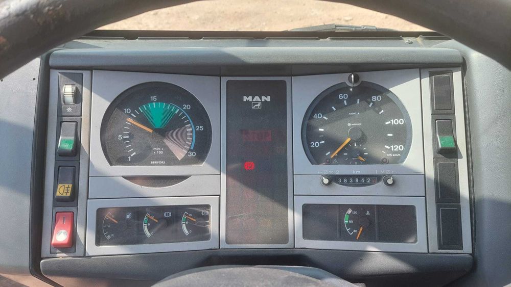 Vand autoutilitara MAN LE 8.180 cu lift DAUTEL