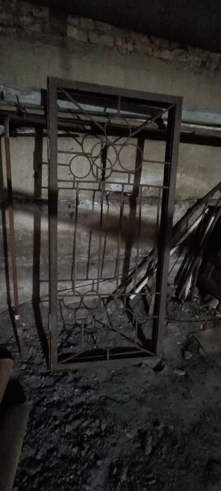 Дверь решетчатая  крепкая тяжёлая