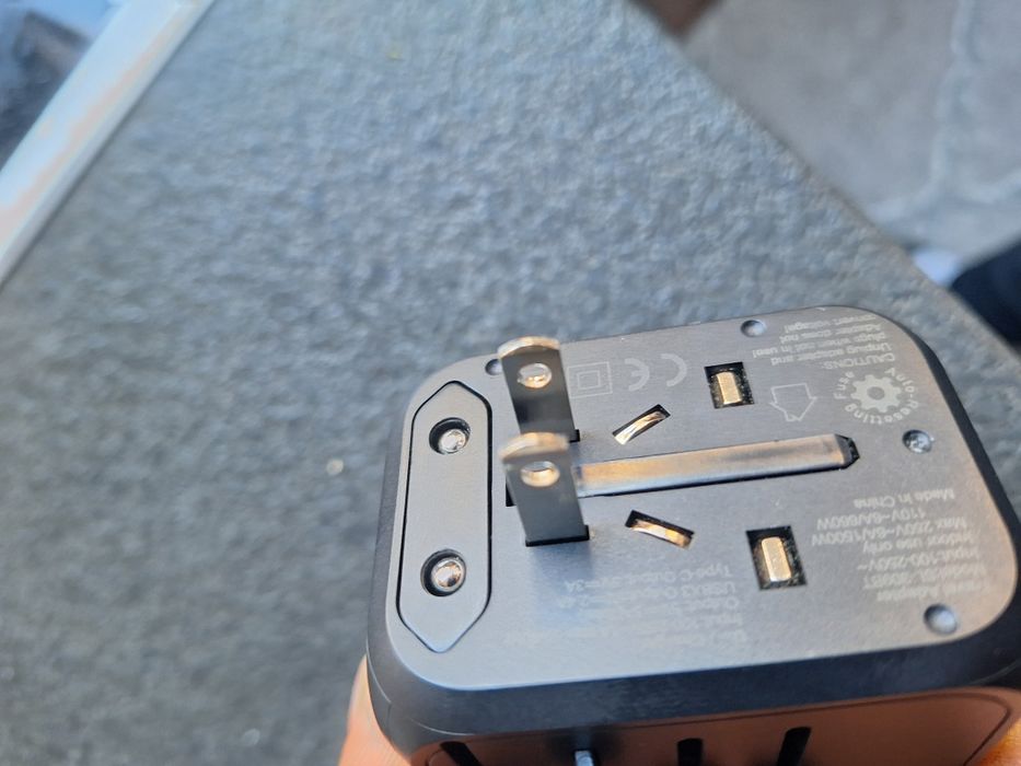 Универсално зарядно устржйство