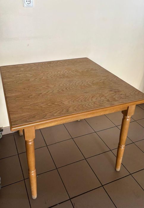 Masa stejar, scaune, farfurii