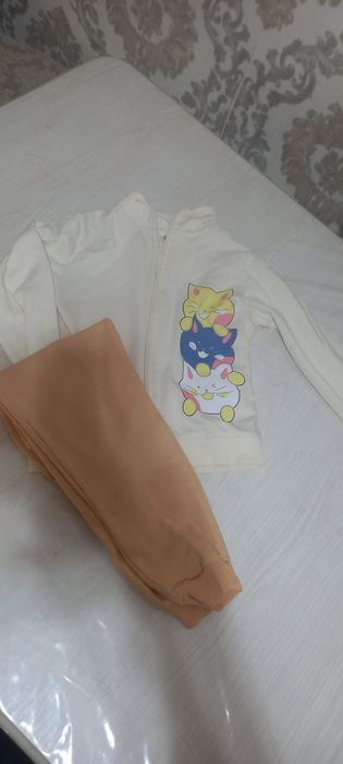 Тонкий спортивный костюмчик на девочку