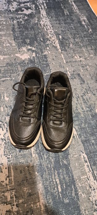 Сникърси , здрава кожа