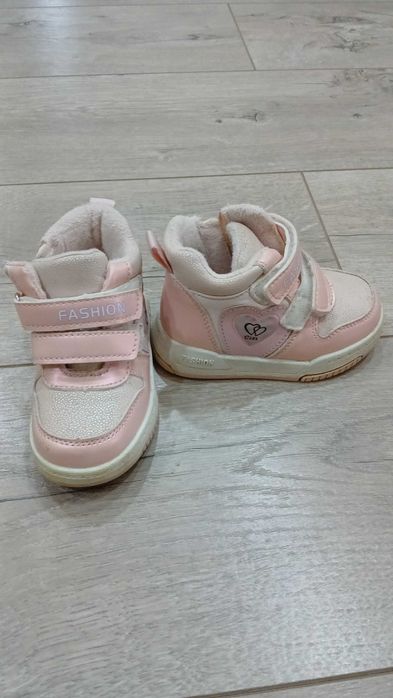 Продам детскую обувь