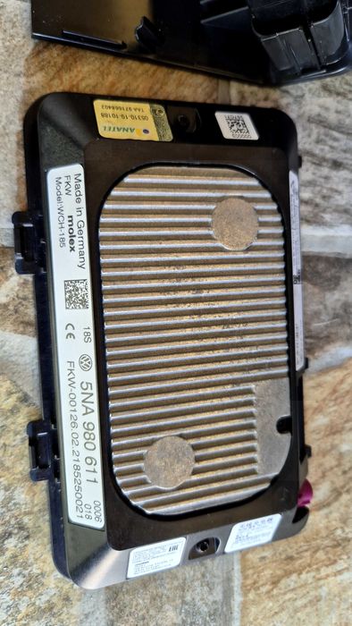 VW ID 3 центр.конзола,инд.зарядно,usb port,cup holder,антена и кука.