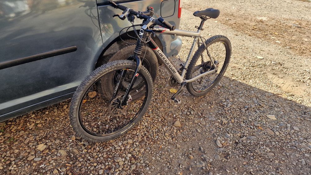 Vând bicicletă Cannondale
