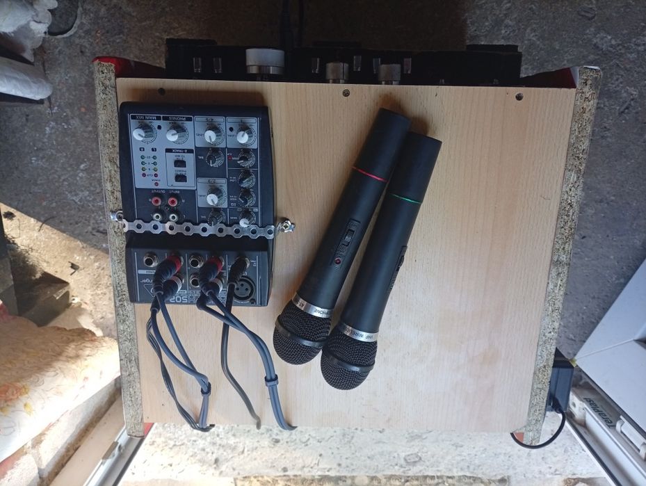 Vând boxe și bloc cu amplificator mixer și microfon