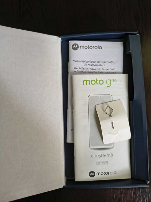 Смартфон Motorola Moto G30 + карта памет 16 GB