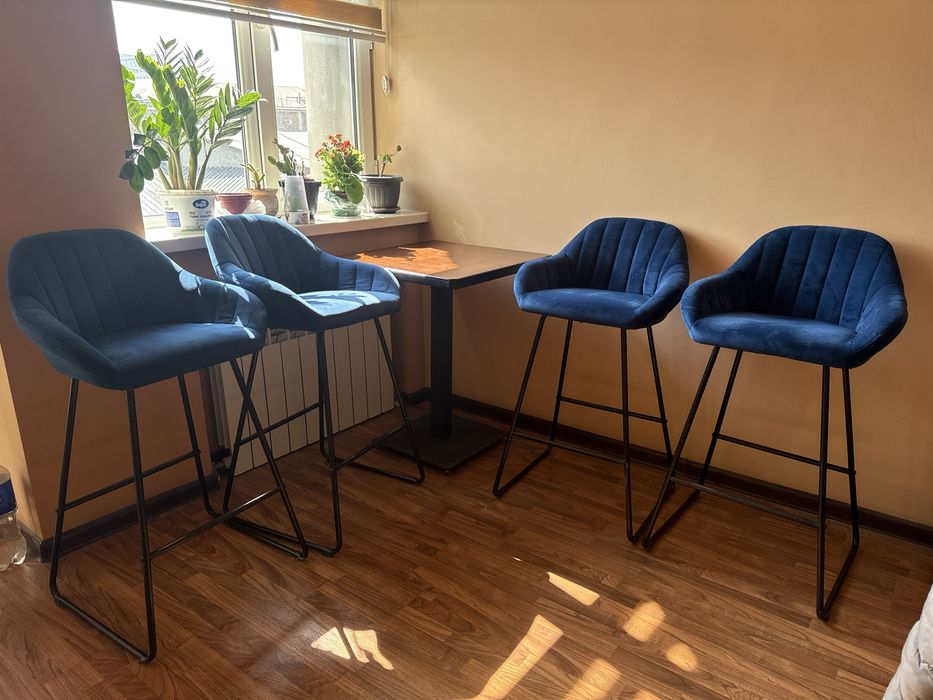 Барный стол и стулья