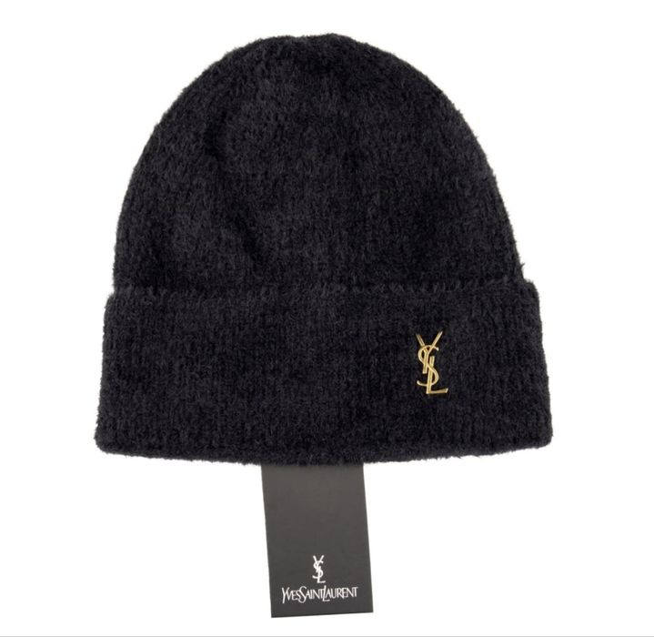 Дамска зимна шапка