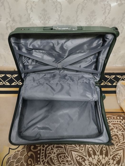 Чемодан изумрудный новый