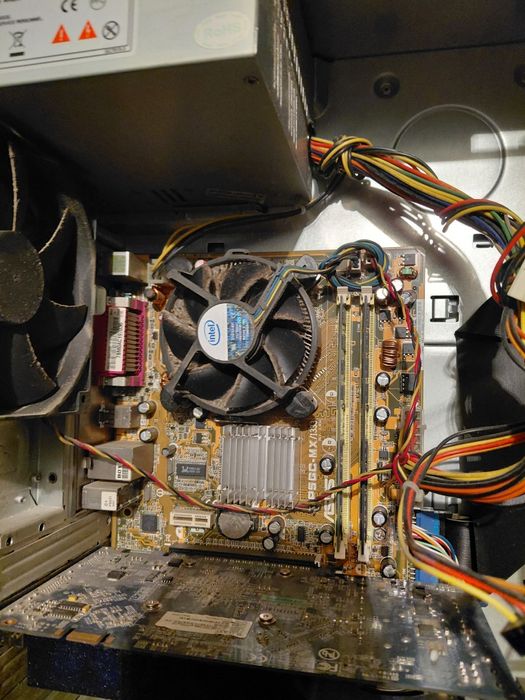 2 комплекта комп + монитор , мишка и клавиатура.