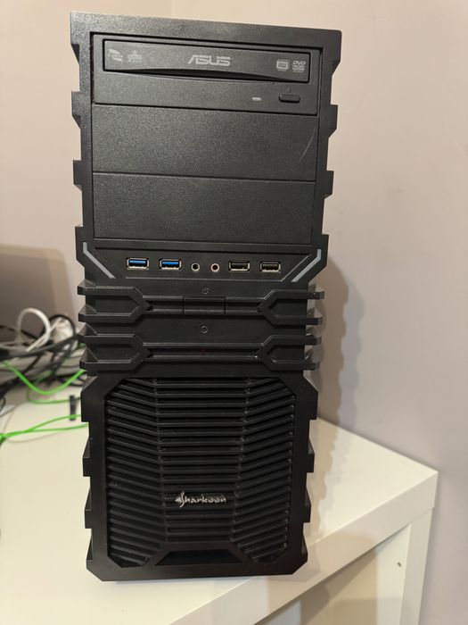 Настолен компютър + Dell монитор + Logitech комплект + Razer слушалки