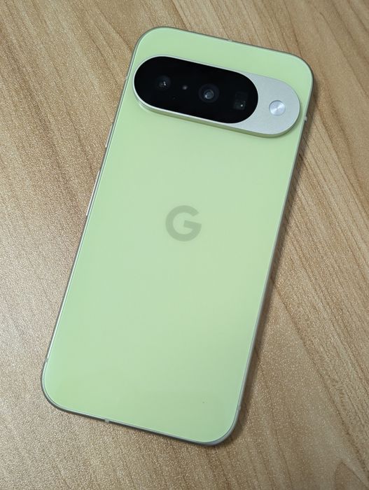 Vând smartphone Google Pixel 10 Lemongrass 128 GB in stare excelentă, garanție