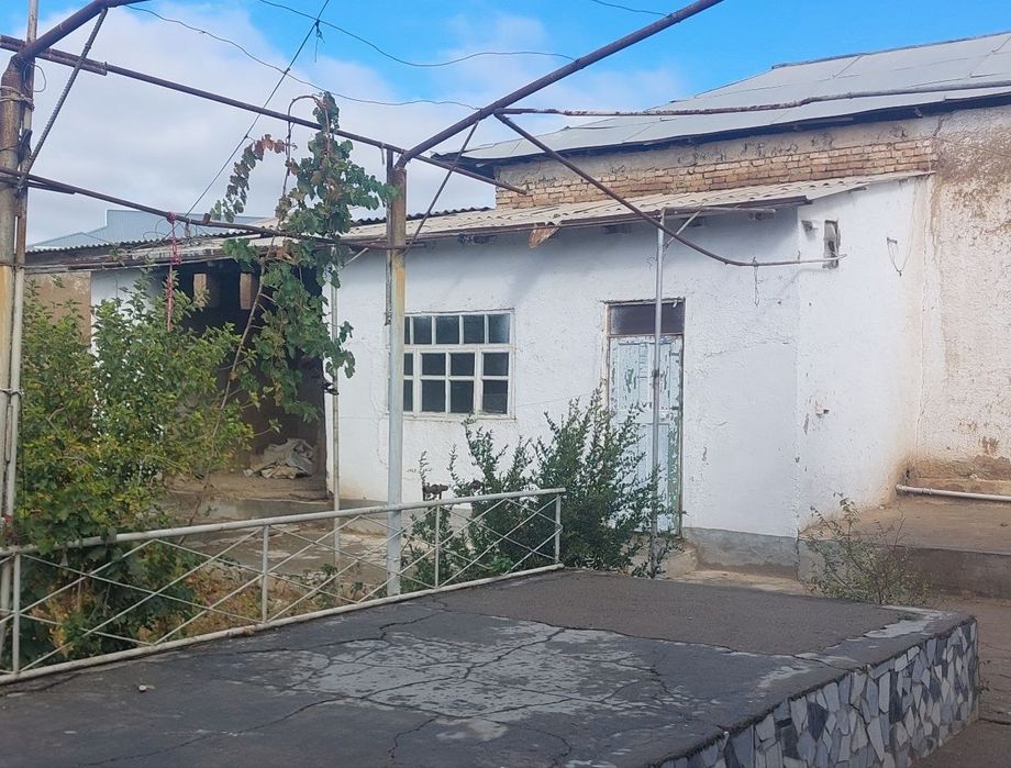 ГУЗОР марказидан ,Срочна сотилади. Навруз махалласи