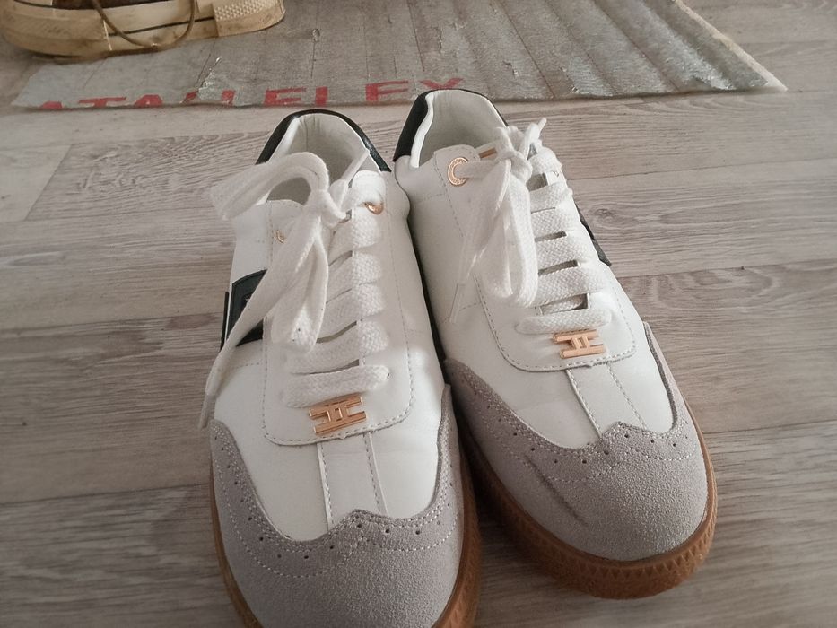 Кроссовки новые продам