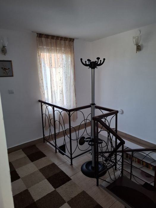 Închiriez casă 3 camere
