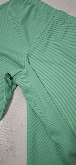 Vând pantaloni Stradivarius cu crac larg