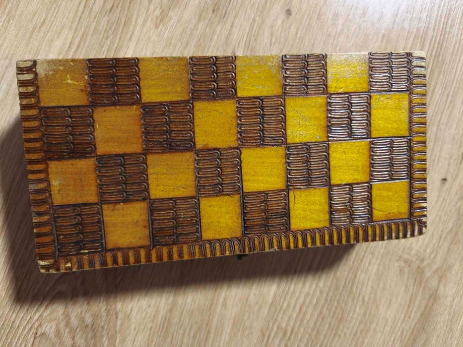 Малък Шах с Дървени фигури от Соца 17 х 17 см