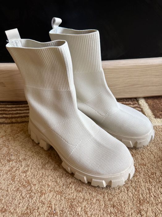 Бежови боти с мрежа