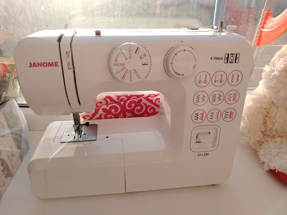 Продаю швейную машинку Janome