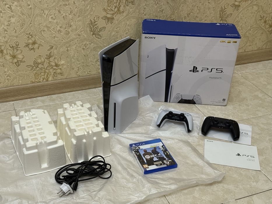 Почти новый Playstation 5 Slim 1Tb Fc26 2 геймпада сони пс 5 sony ps 5