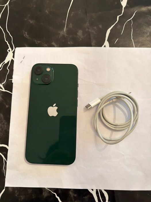 iPhone 13 с два оригинални кейса