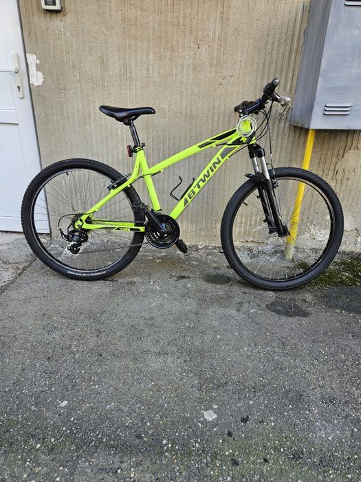 Vand bicicleta foarte putin folosita