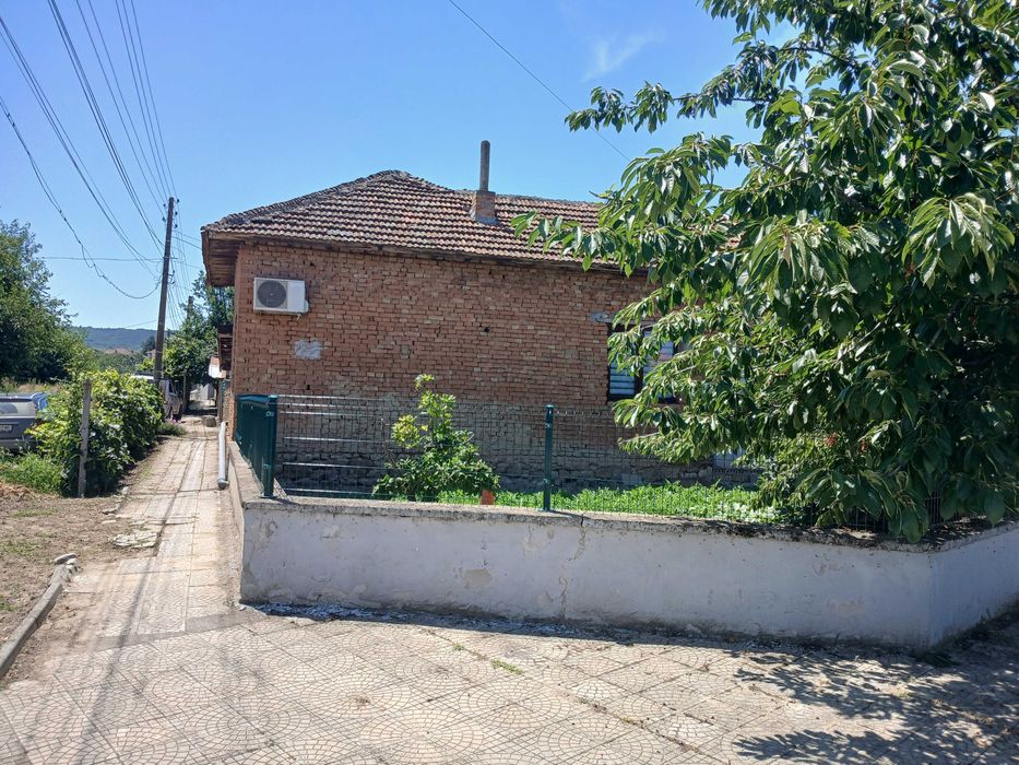 Продавам къща в село Гиген тел.за връзка 0899934142,0896418272