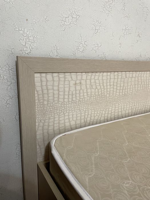 Двуспальная кровать с матрасом