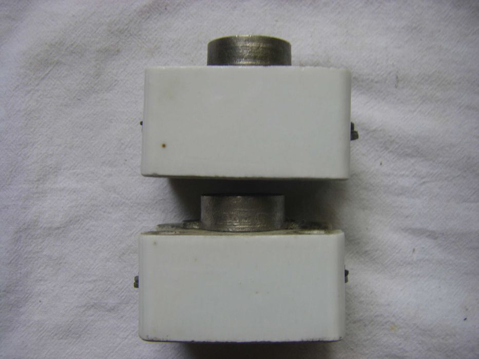 Основи за винтови керамични предпазители 25А/500В - 7 броя