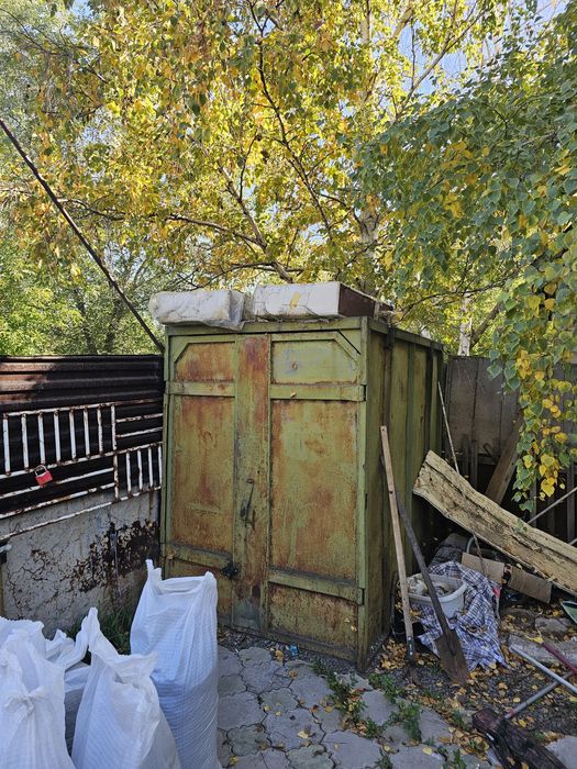 Продам дом на разбор.Ёмкость для воды два бака.Контейнер