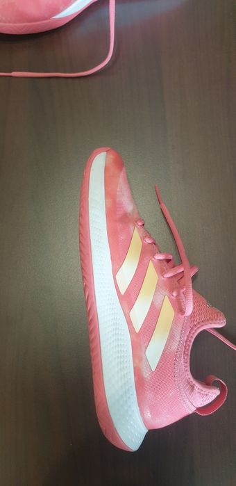 Adidasi Adidas tenis de câmp pentru fete.