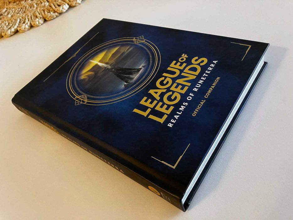 книга - League of Legends: Realms of Runeterra