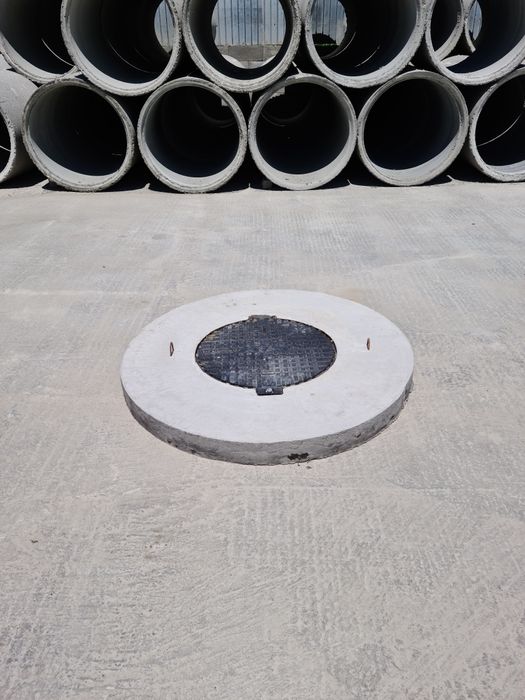 Capace din beton armat cu usa