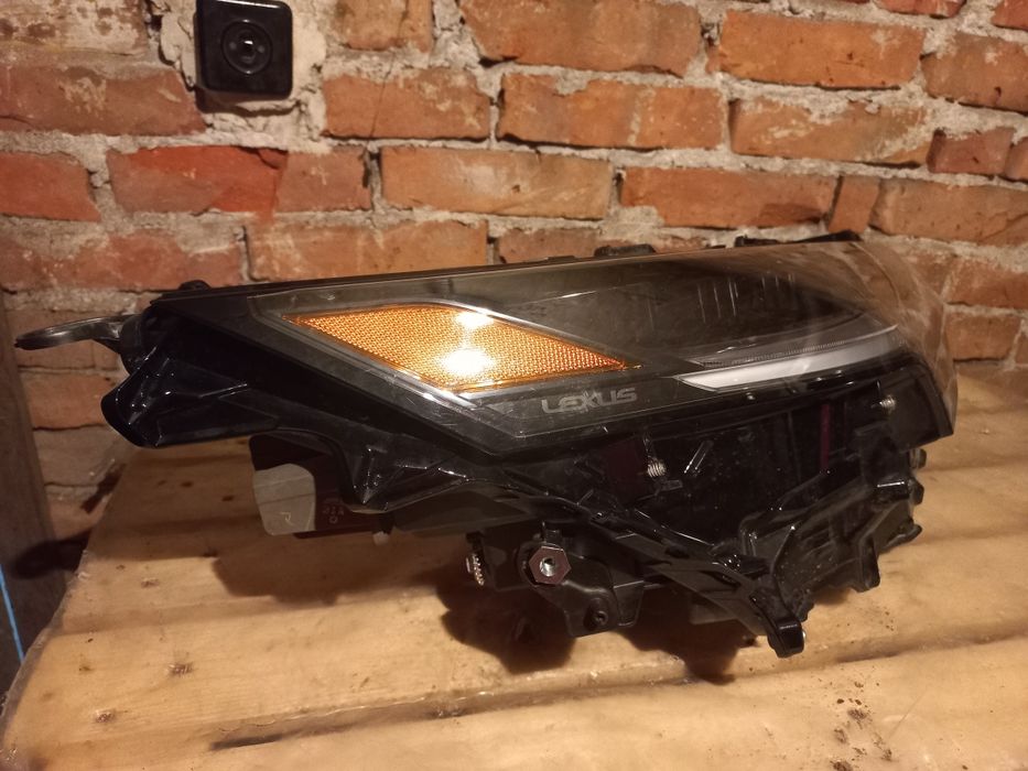 Десен фар за Лексус RX 2023