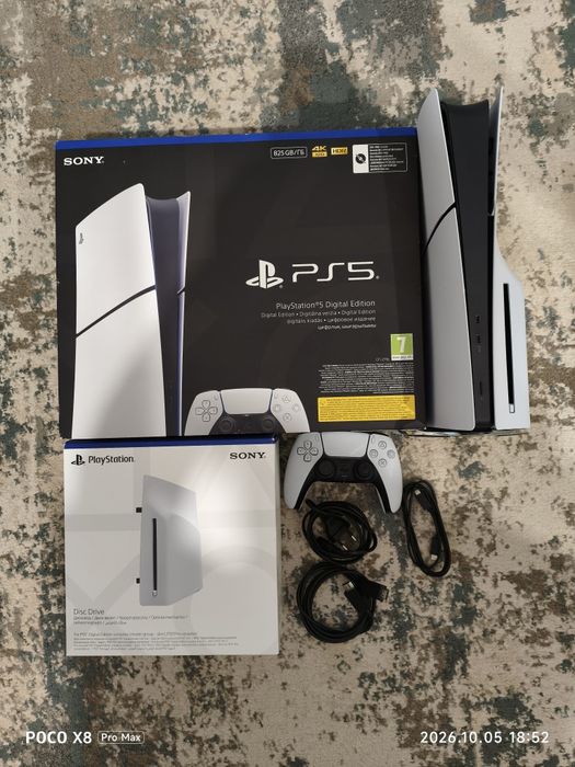 Vând ps5 slim digital cu upgrade la disc drive și stand inclus