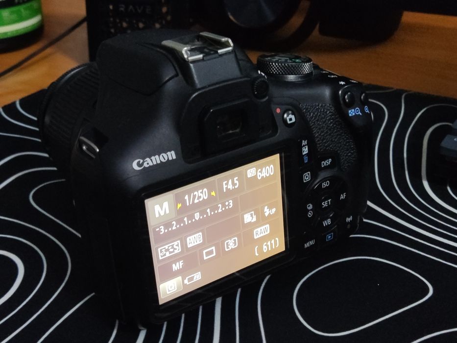 Фотоаппарат Canon 2000D