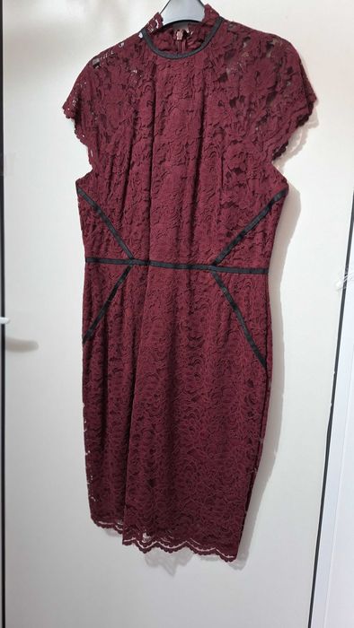 Myleene Klass бордо дантелена рокля с контрастни кантове